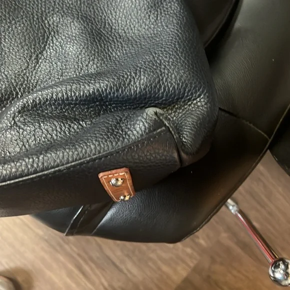 Dooney and Bourke pebble, leather red interior three sections - Picture 7 of 9